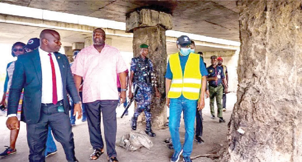 Scavengers Strip Lagos Bridges, Homes in Widespread Theft